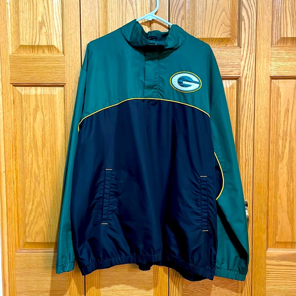 Men’s 2XL Green Bay Packers windbreaker. Pullover with zipper. Like New.